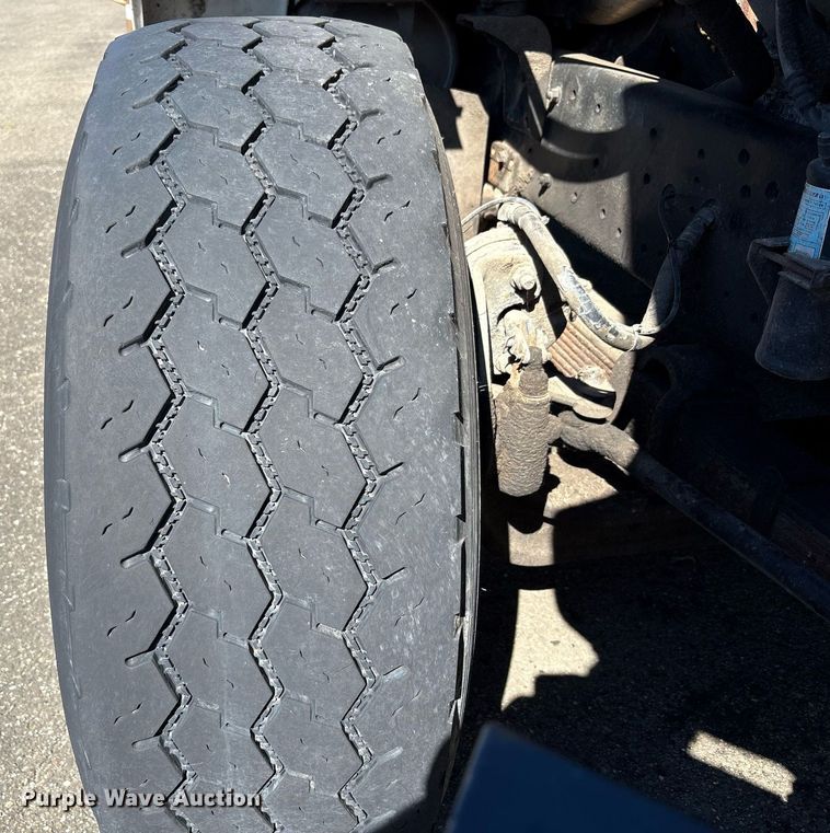 image for item EC4358 2001 International 2674 crane truck