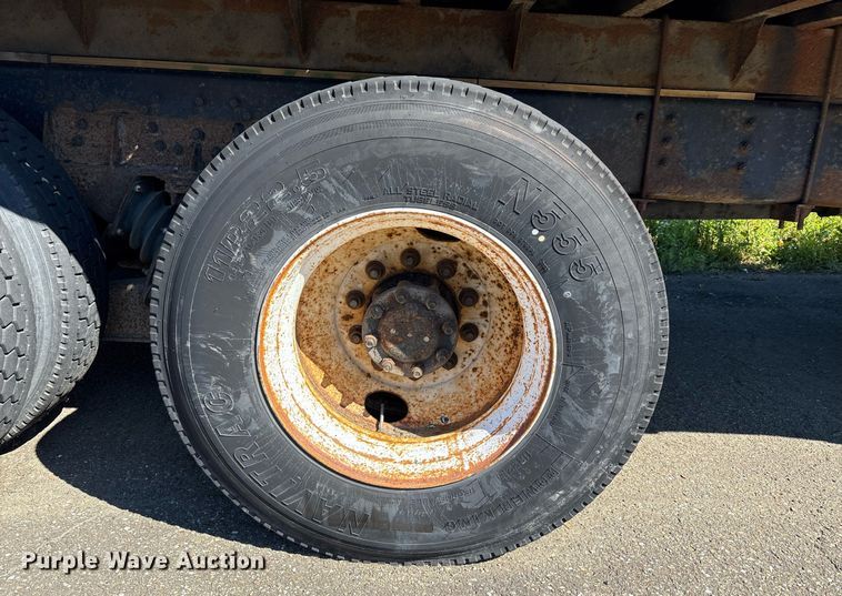 image for item EC4358 2001 International 2674 crane truck