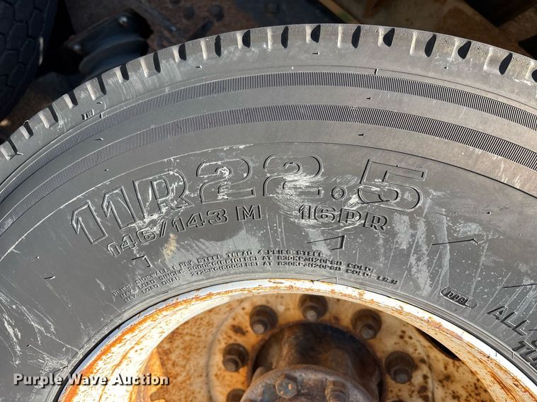 image for item EC4358 2001 International 2674 crane truck