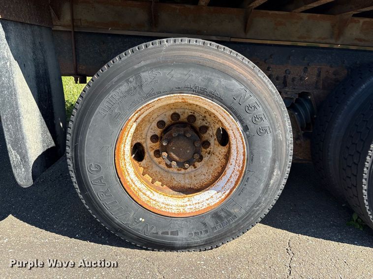 image for item EC4358 2001 International 2674 crane truck