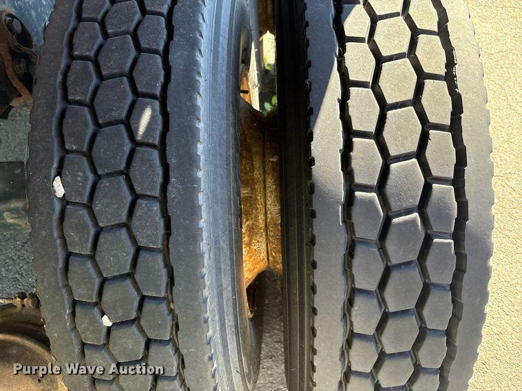 image for item EC4358 2001 International 2674 crane truck