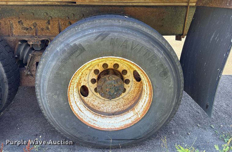 image for item EC4358 2001 International 2674 crane truck