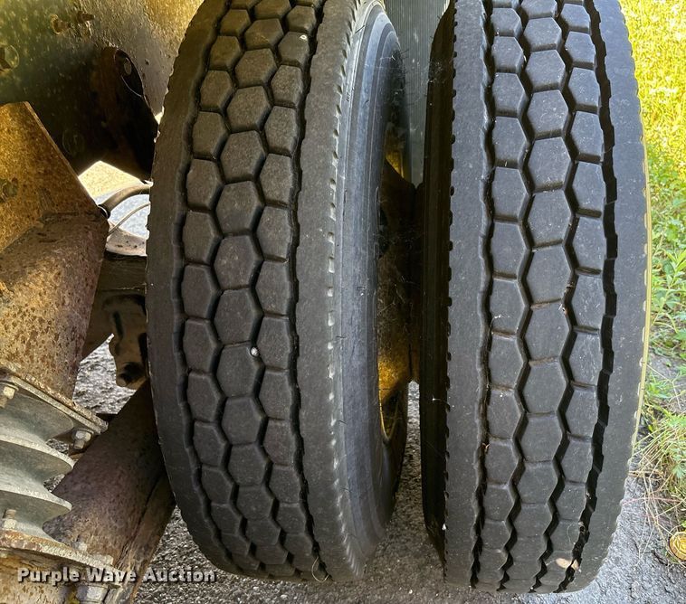 image for item EC4358 2001 International 2674 crane truck