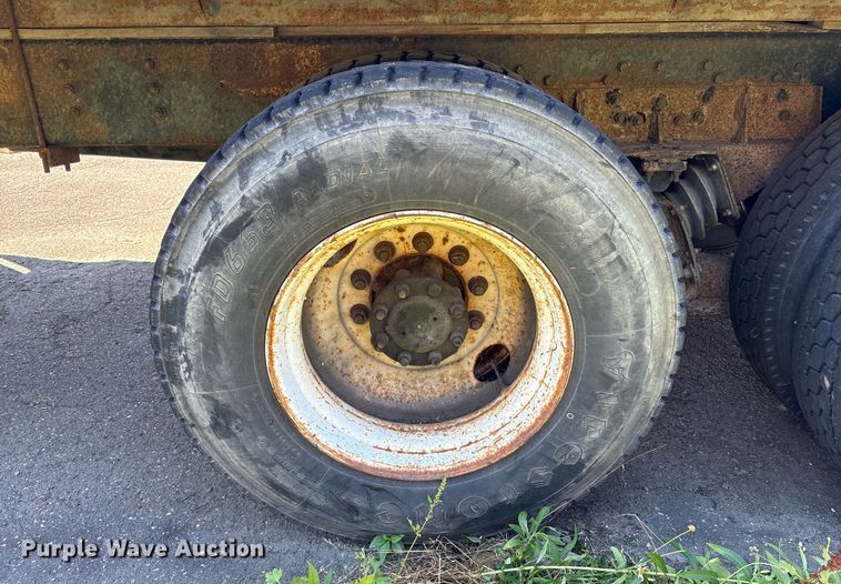 image for item EC4358 2001 International 2674 crane truck