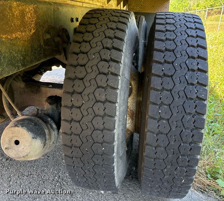 image for item EC4358 2001 International 2674 crane truck