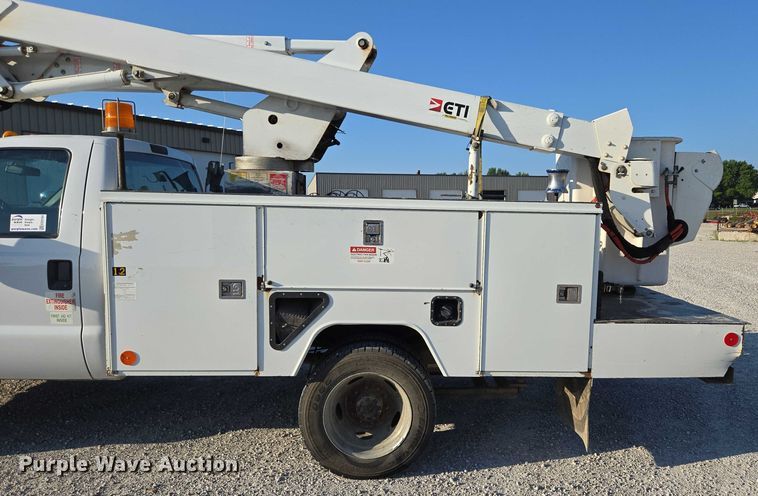 image for item ED2164 2016 Ford F550 Super Duty XL bucket truck
