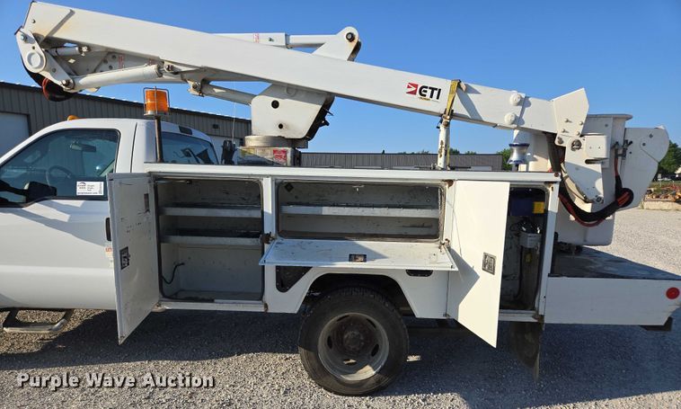 image for item ED2164 2016 Ford F550 Super Duty XL bucket truck