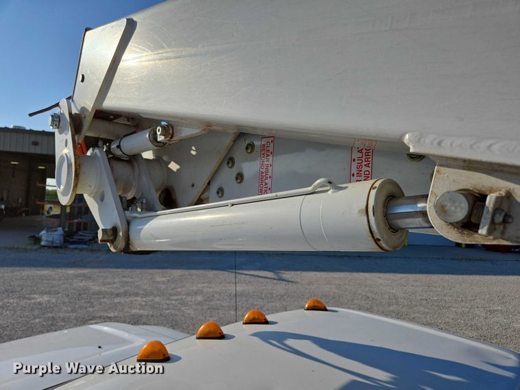 image for item ED2164 2016 Ford F550 Super Duty XL bucket truck