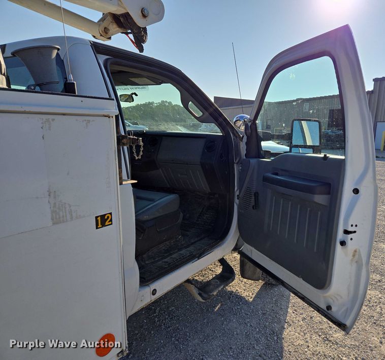 image for item ED2164 2016 Ford F550 Super Duty XL bucket truck