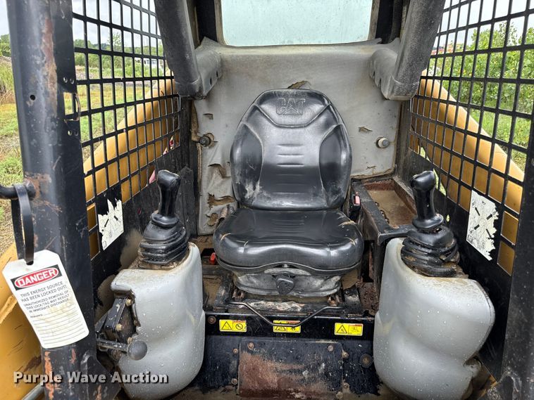 image for item ED4331 2007 Caterpillar 236B2 skid steer loader
