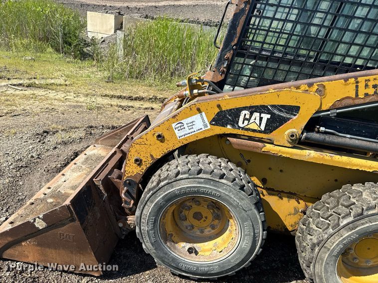 image for item ED4332 2012 Caterpillar 226B3 skid steer loader