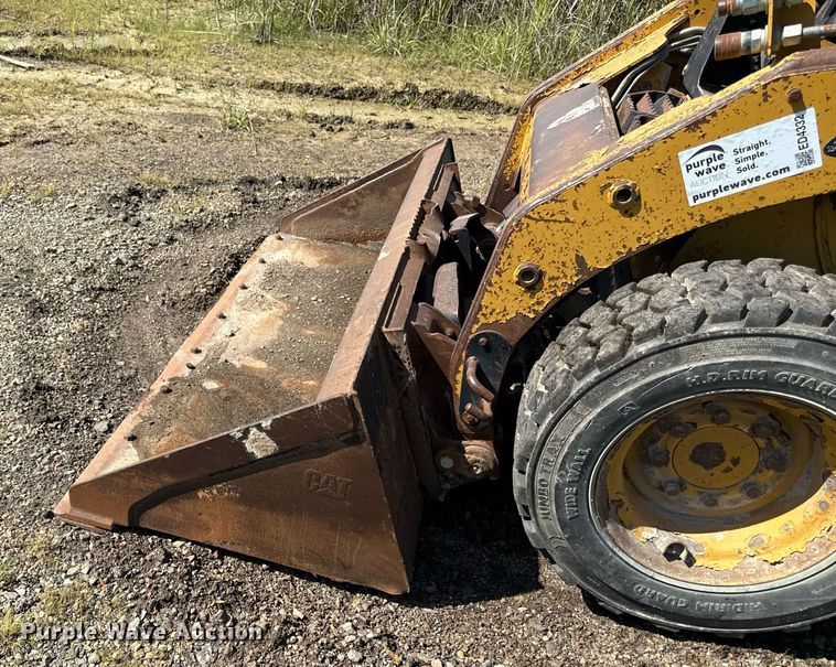 image for item ED4332 2012 Caterpillar 226B3 skid steer loader