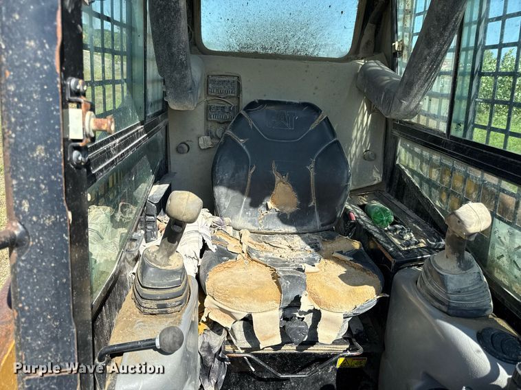 image for item ED4332 2012 Caterpillar 226B3 skid steer loader