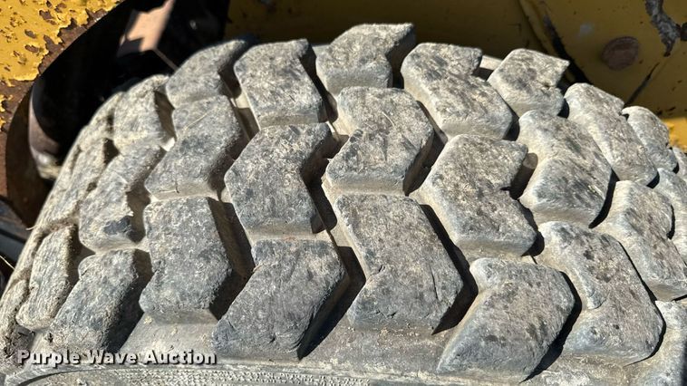 image for item ED4332 2012 Caterpillar 226B3 skid steer loader