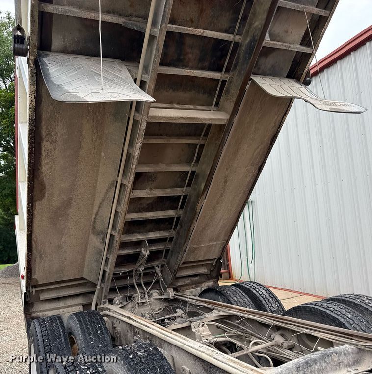 image for item ED4333 1995 Freightliner FLD 112 dump truck