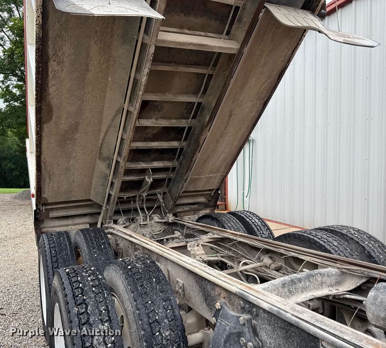 image for item ED4333 1995 Freightliner FLD 112 dump truck