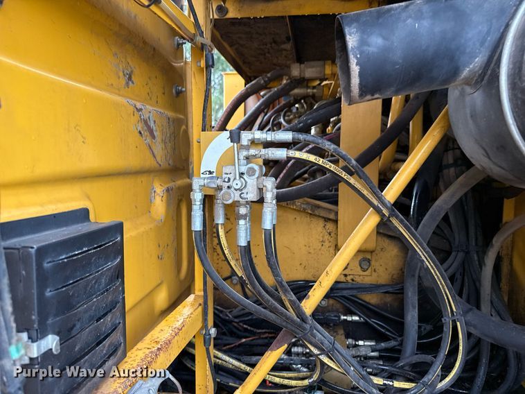 image for item ED4405 1996 John Deere 690ELC excavator