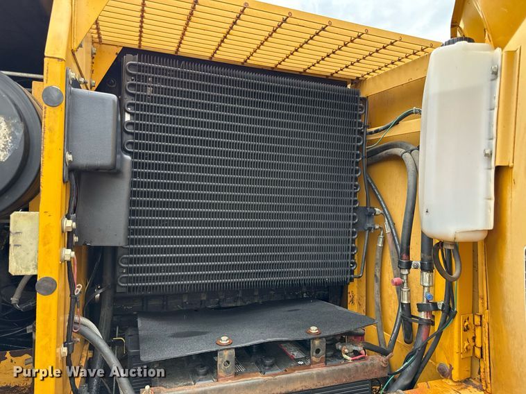 image for item ED4405 1996 John Deere 690ELC excavator