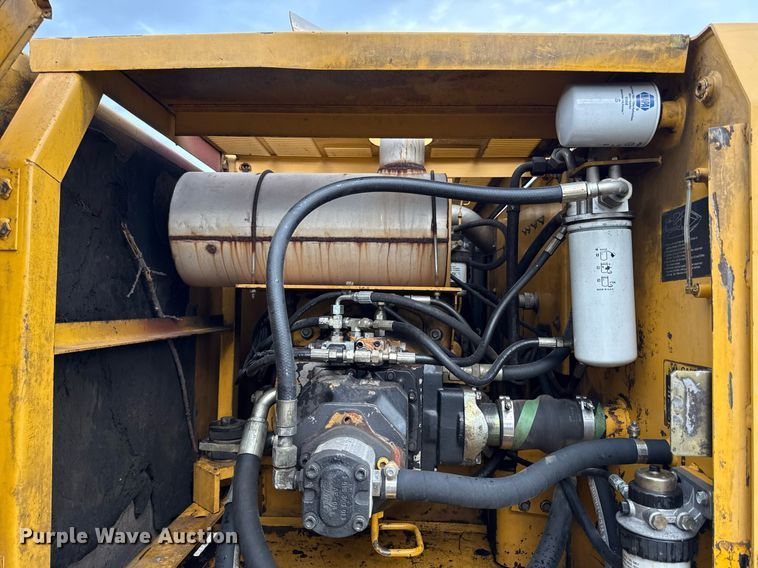 image for item ED4405 1996 John Deere 690ELC excavator