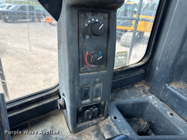 image for item ED5770 2016 John Deere 724K wheel loader