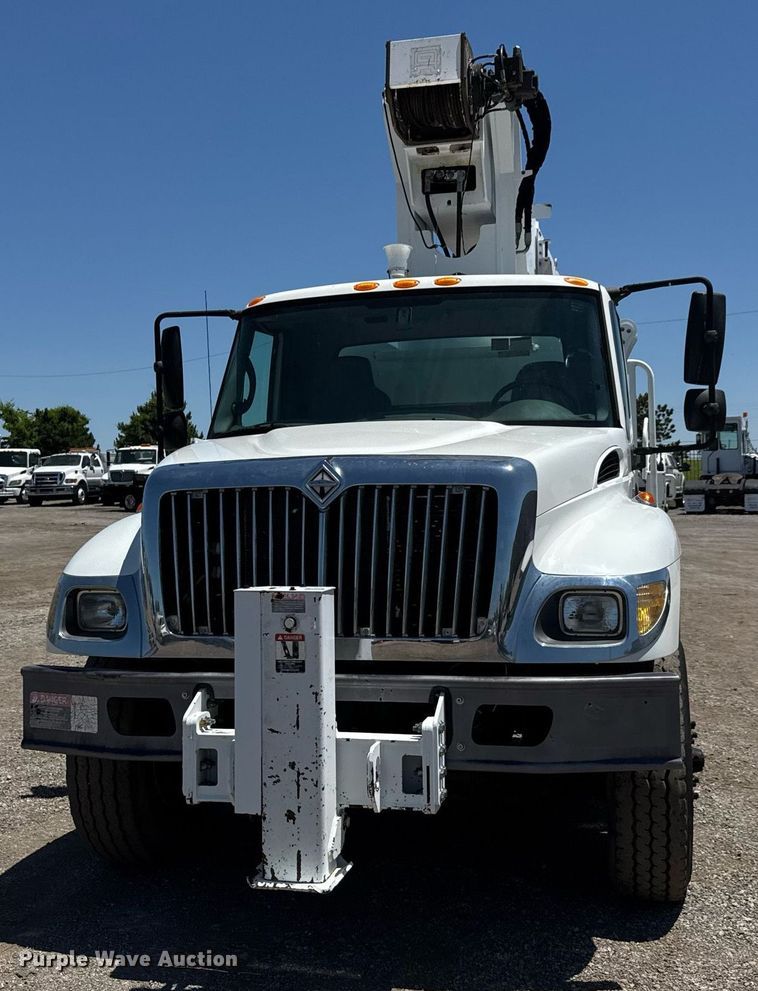 image for item EG0727 2007 International   7500 SBA crane truck