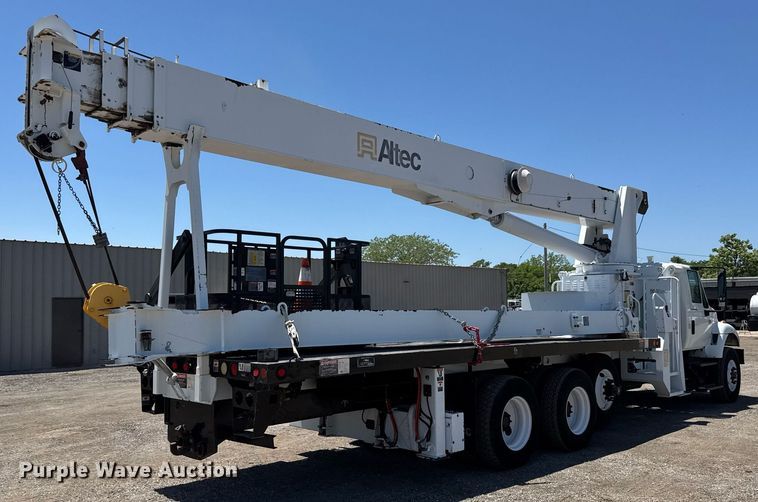 image for item EG0727 2007 International   7500 SBA crane truck