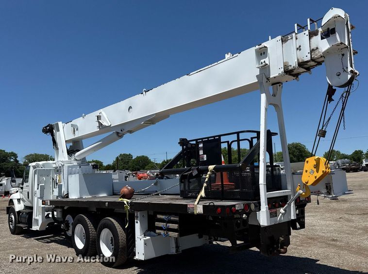 image for item EG0727 2007 International   7500 SBA crane truck