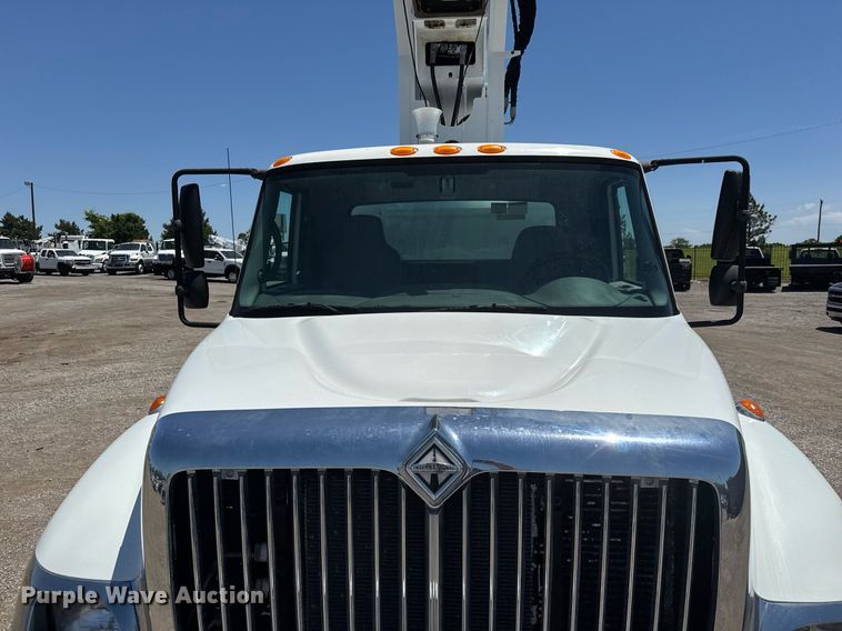 image for item EG0727 2007 International   7500 SBA crane truck