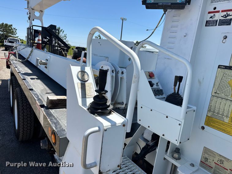 image for item EG0727 2007 International   7500 SBA crane truck