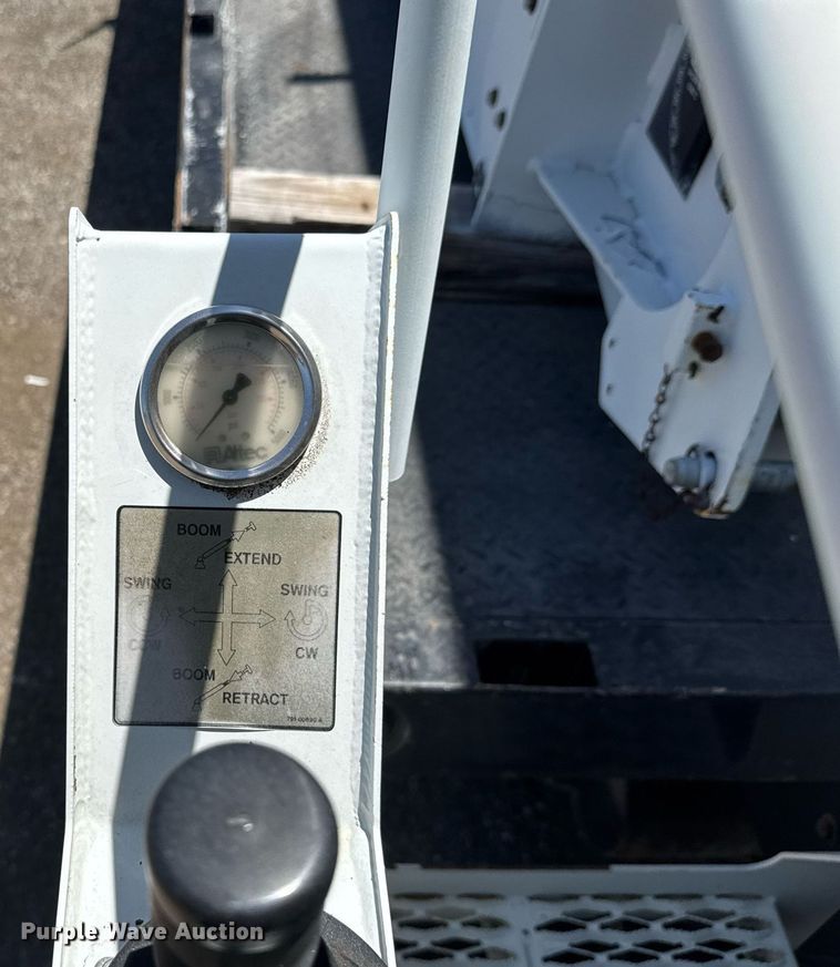 image for item EG0727 2007 International   7500 SBA crane truck