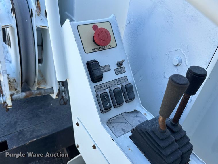 image for item EG0727 2007 International   7500 SBA crane truck