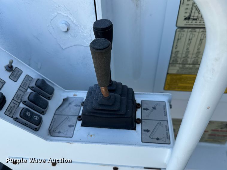 image for item EG0727 2007 International   7500 SBA crane truck