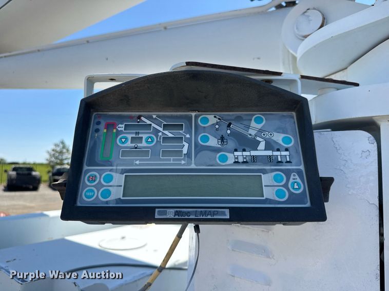 image for item EG0727 2007 International   7500 SBA crane truck