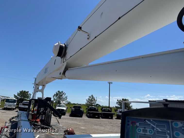 image for item EG0727 2007 International   7500 SBA crane truck