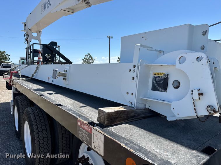 image for item EG0727 2007 International   7500 SBA crane truck