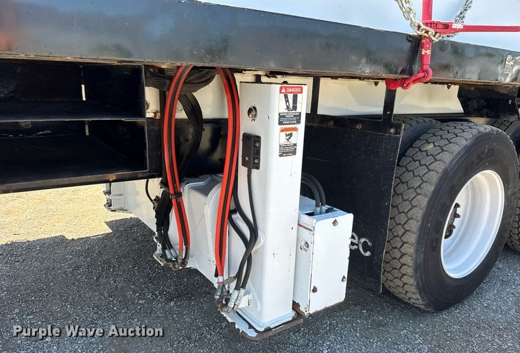 image for item EG0727 2007 International   7500 SBA crane truck