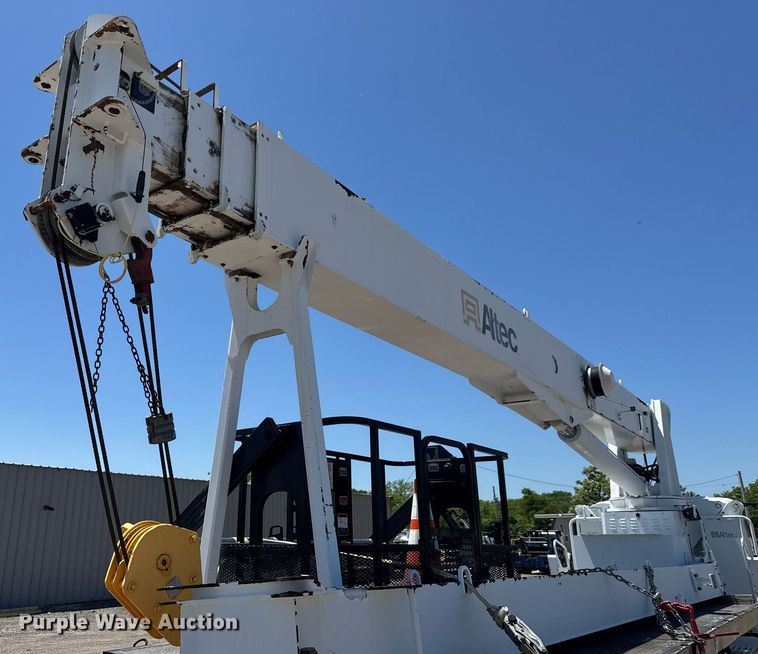 image for item EG0727 2007 International   7500 SBA crane truck