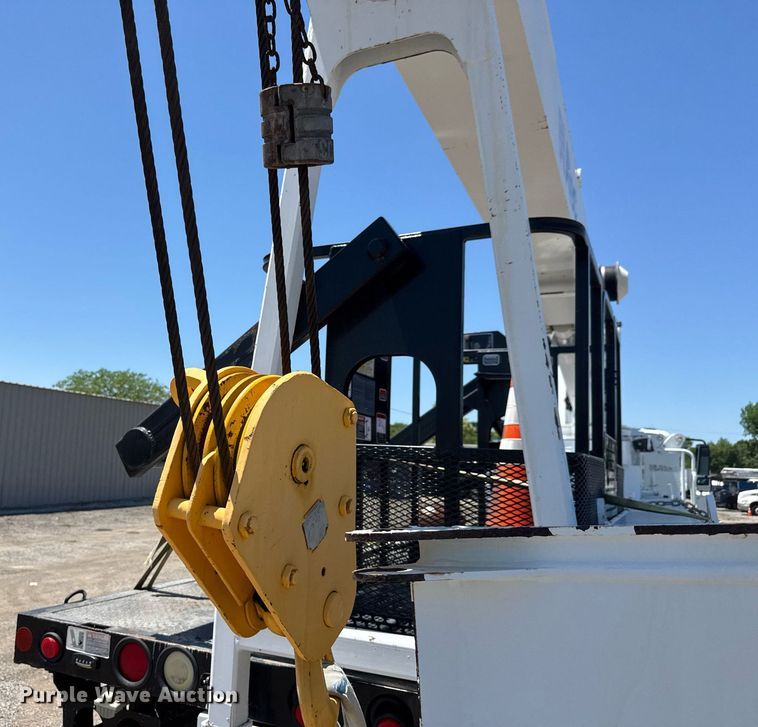 image for item EG0727 2007 International   7500 SBA crane truck