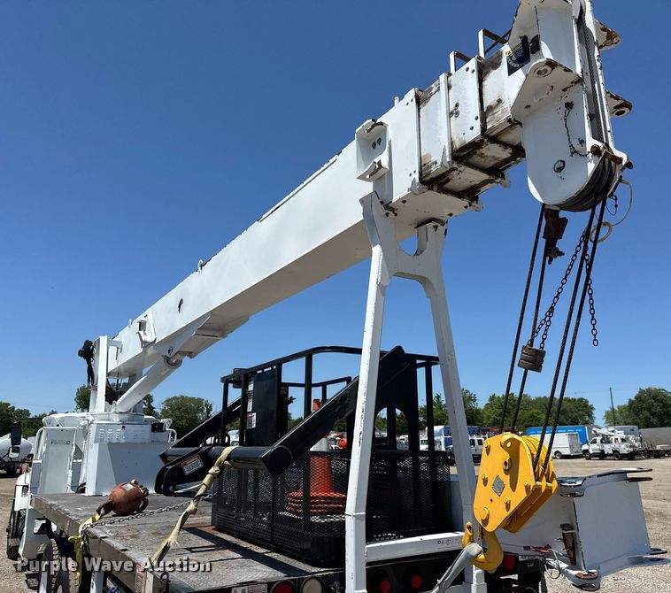 image for item EG0727 2007 International   7500 SBA crane truck