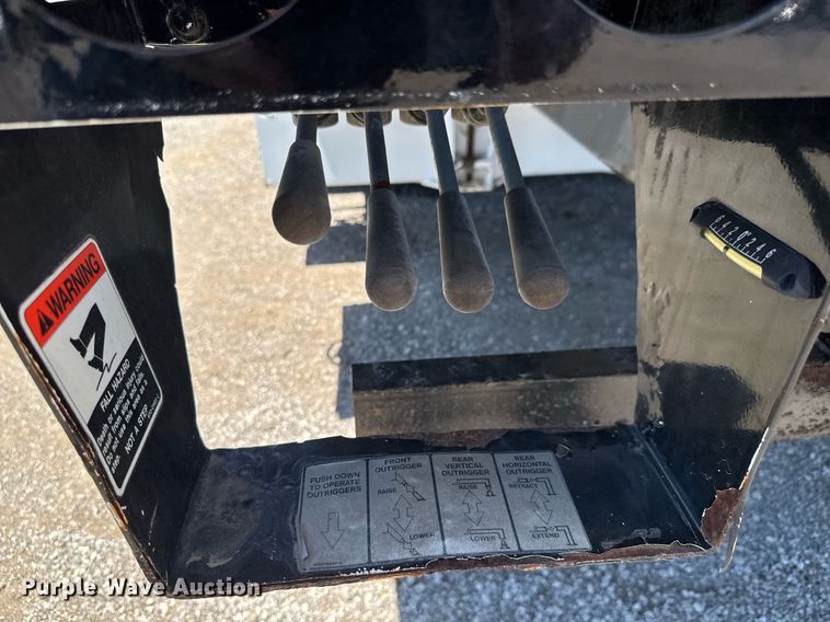 image for item EG0727 2007 International   7500 SBA crane truck