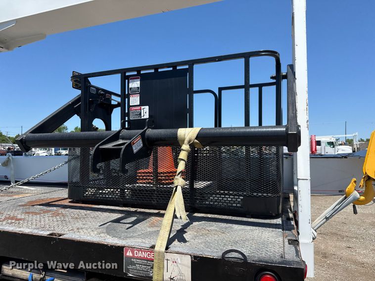 image for item EG0727 2007 International   7500 SBA crane truck