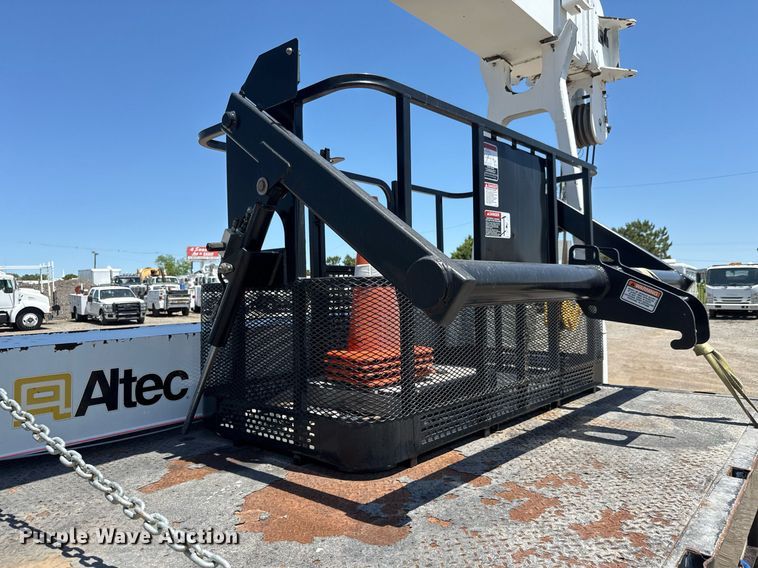 image for item EG0727 2007 International   7500 SBA crane truck