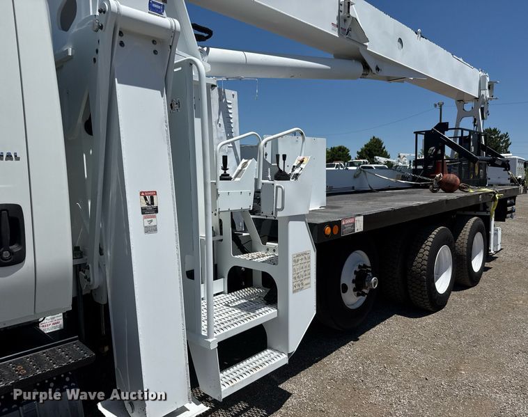 image for item EG0727 2007 International   7500 SBA crane truck