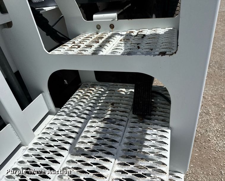 image for item EG0727 2007 International   7500 SBA crane truck