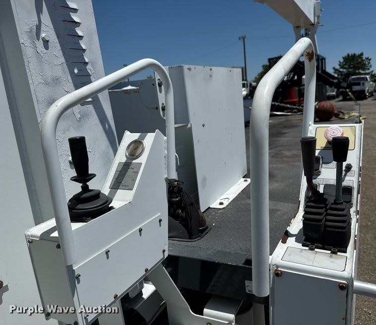 image for item EG0727 2007 International   7500 SBA crane truck