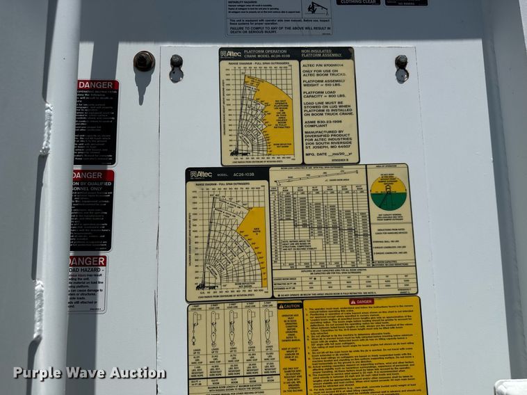 image for item EG0727 2007 International   7500 SBA crane truck