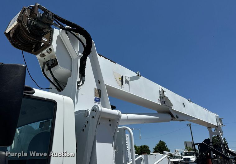 image for item EG0727 2007 International   7500 SBA crane truck
