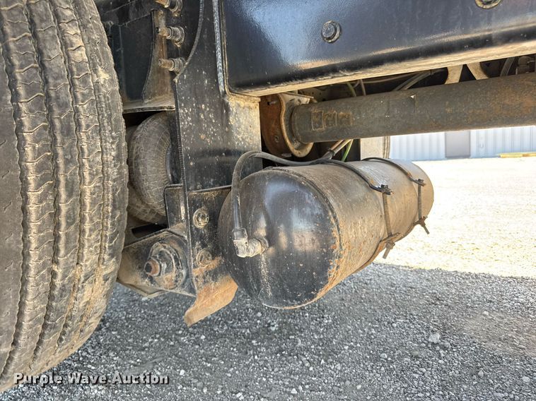 image for item EG0727 2007 International   7500 SBA crane truck