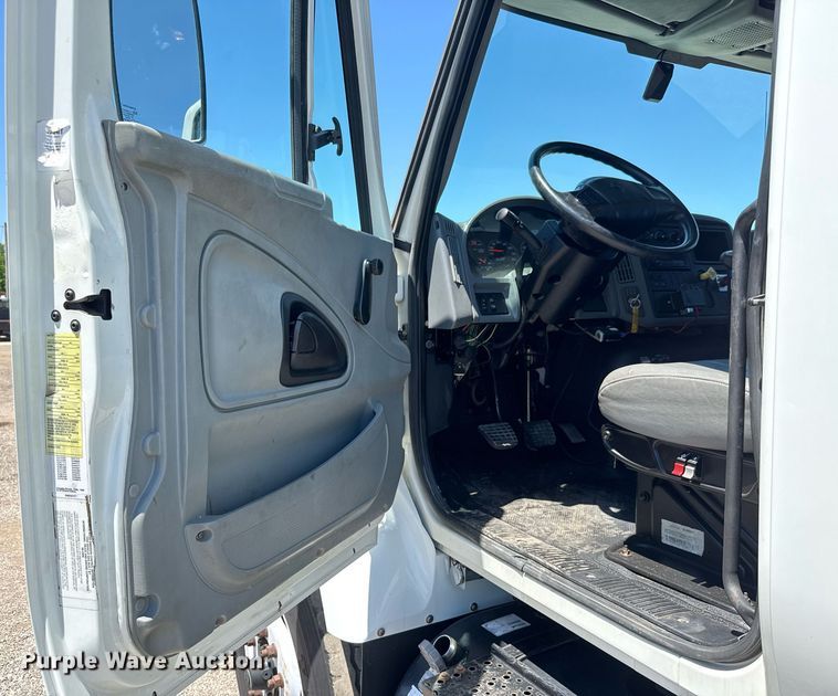 image for item EG0727 2007 International   7500 SBA crane truck