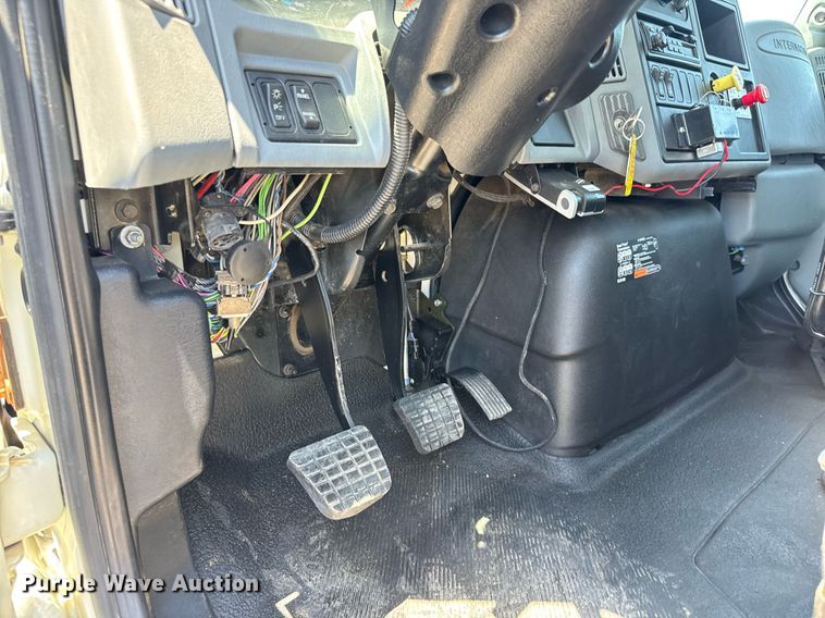 image for item EG0727 2007 International   7500 SBA crane truck